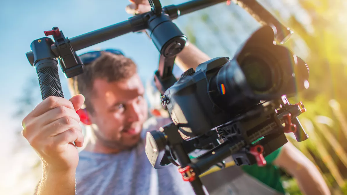 Mediengestalter Bild und Ton bei der Arbeit