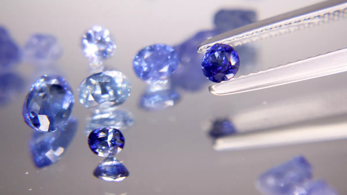 Edelsteinfasser bei der Arbeit