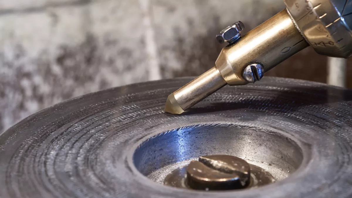 Edelsteinschleifer verarbeiten Edelsteine zu Schmuck