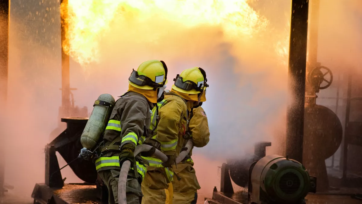 Brandmeisteranwärter bei der Arbeit