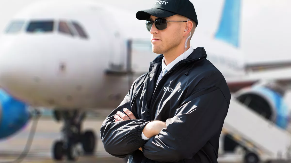 Servicekraft für Schutz und Sicherheit bei der Arbeit.