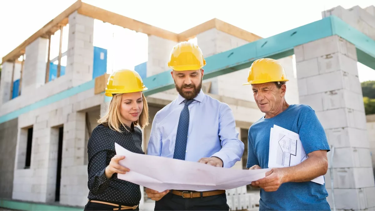 Ausbaufacharbeiter bei der Arbeit