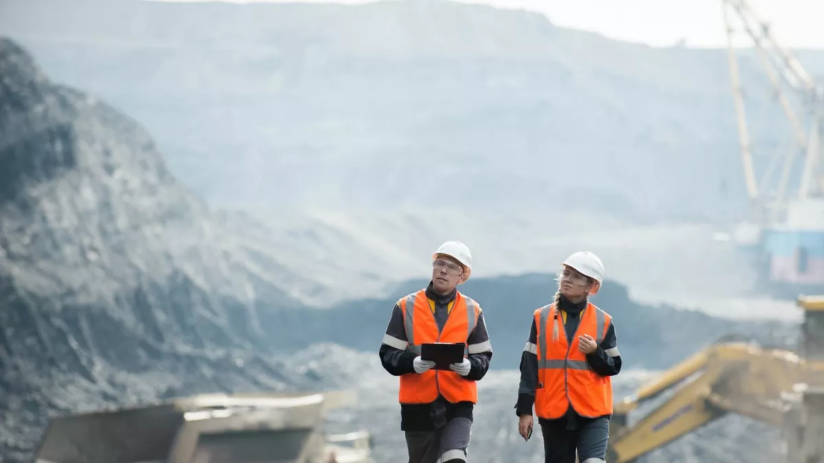 Berg- und Maschinenmann und -frau bei der Arbeit