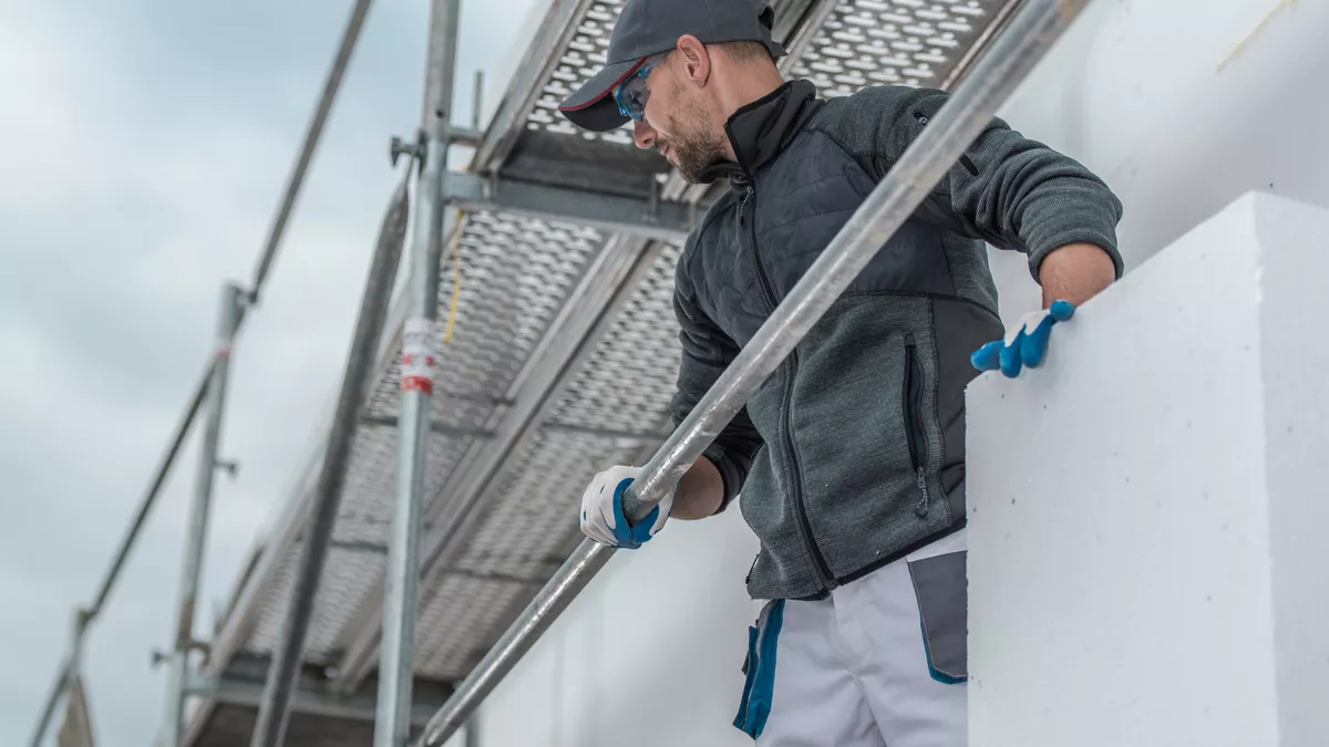 Hochbaufacharbeiter bei der Arbeit