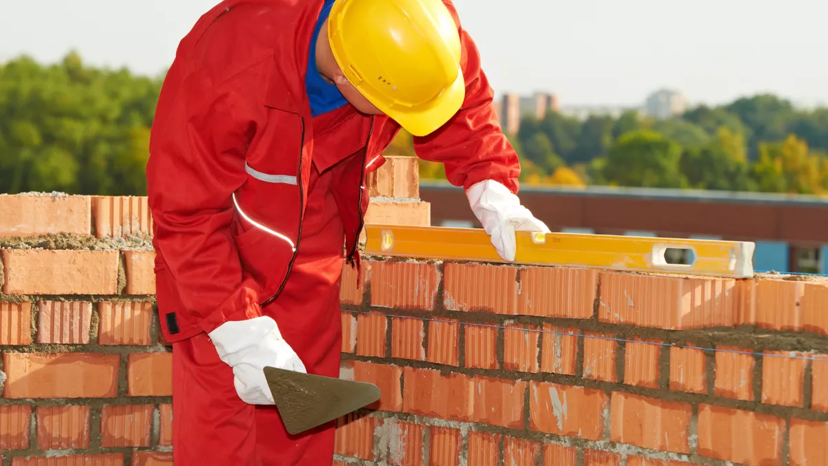 Maurer bei der Arbeit