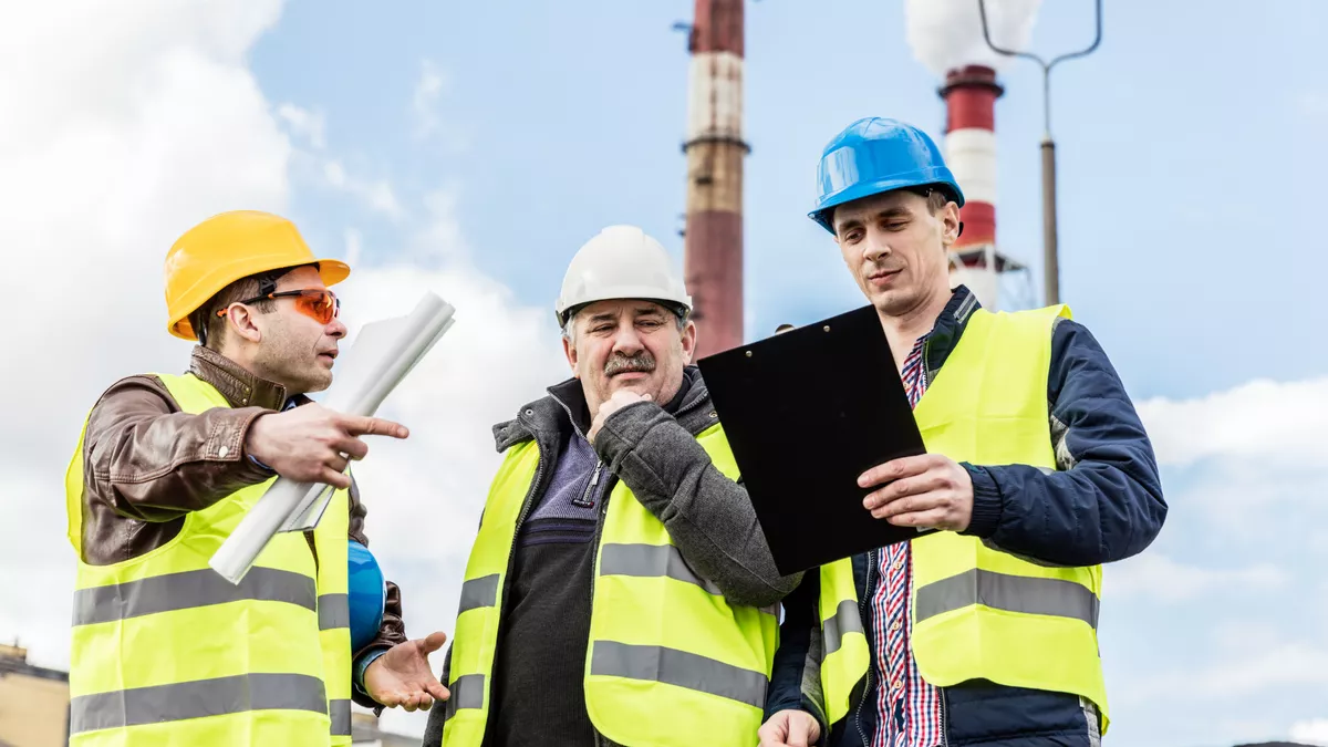 Staatlich geprüfter Bautechniker bei der Arbeit