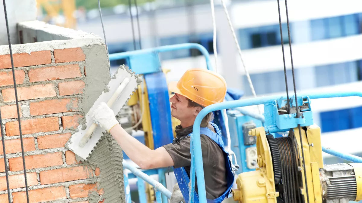 Stuckateur bei der Arbeit