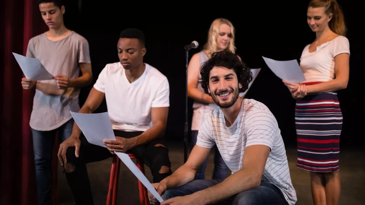 Schauspielgruppe bei der Probe.