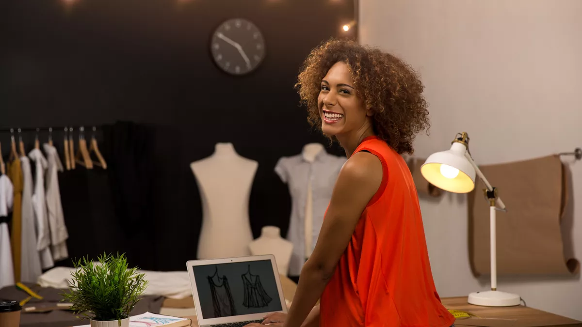 Produktgestalter Textil bei der Arbeit