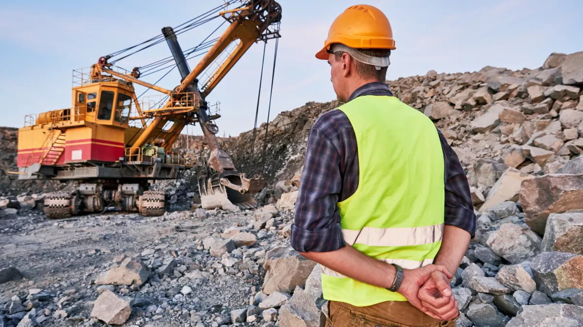 Verfahrensmechaniker in der Steine- und Erdenindustrie bei der Arbeit