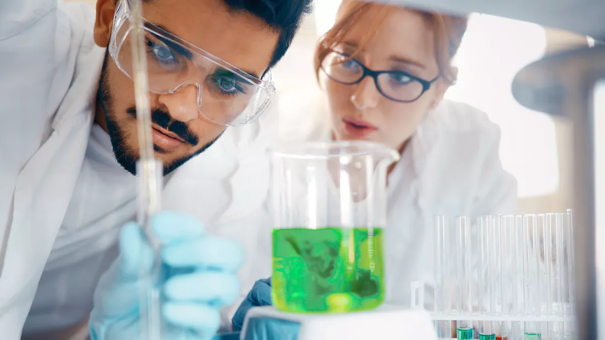 Chemisch-technischer Assistent bei der Arbeit