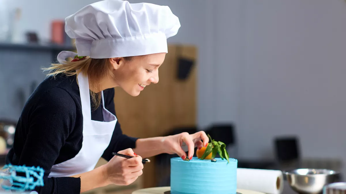 Konditorin bei der Arbeit