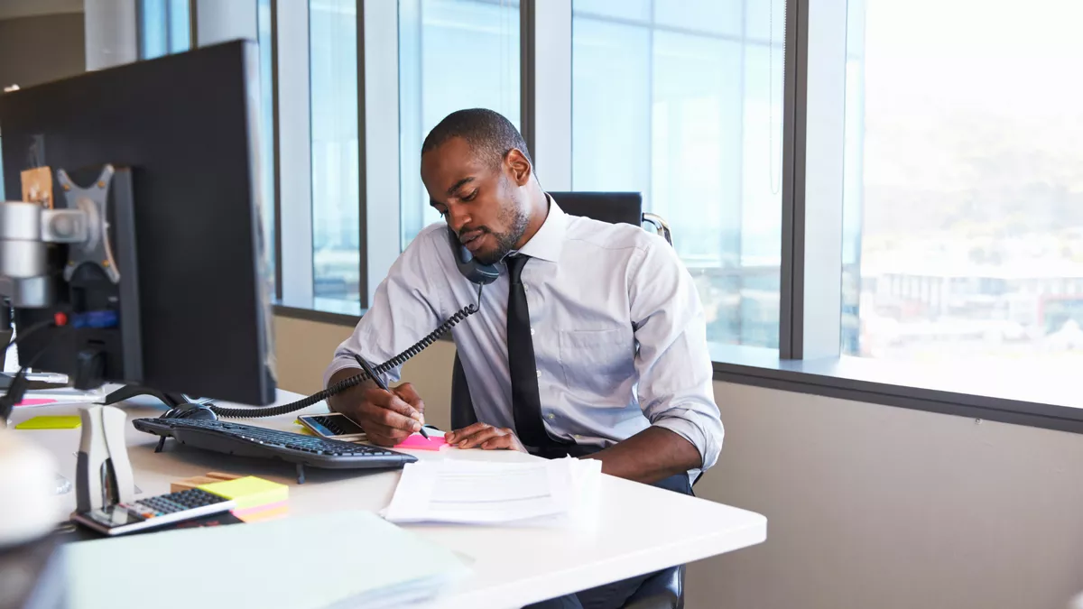 Internationaler Luftverkehrsassistent bei der Arbeit
