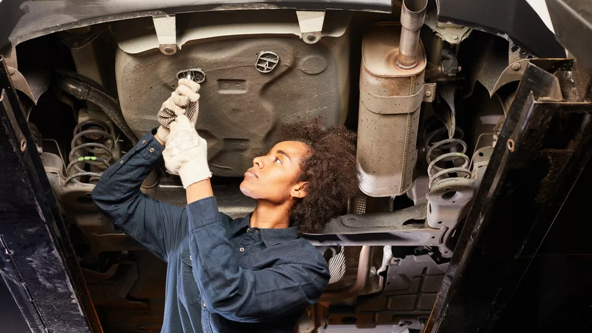 Automobil-Mechatroniker EFZ bei der Arbeit