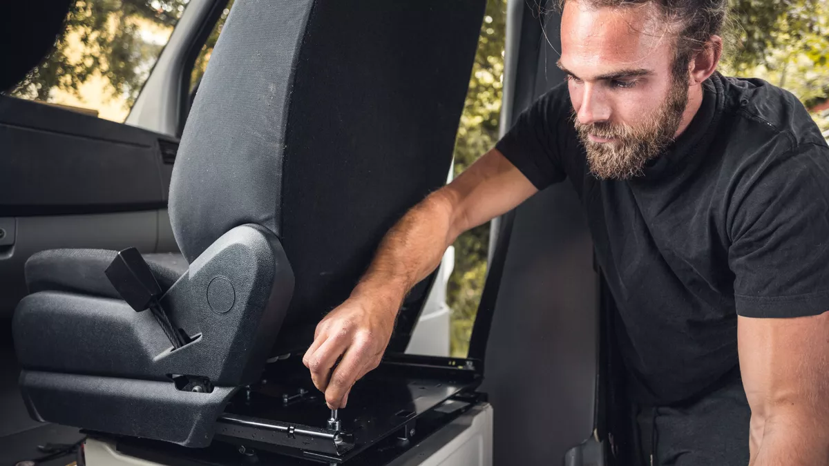 Fahrzeuginterieur-Mechaniker fertigen die Innenausstattung von Fahrzeugen aller Art.