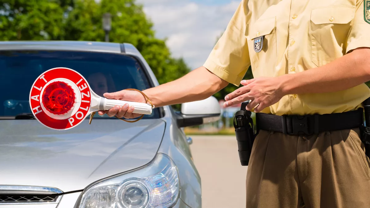Polizeivollzugsbeamter im mittleren Dienst bei der Arbeit