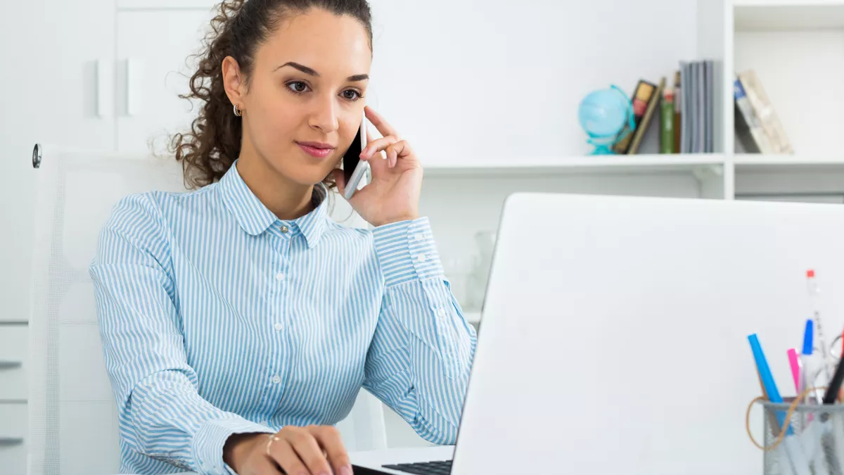 Beamtin in der Verwaltung bei der Arbeit