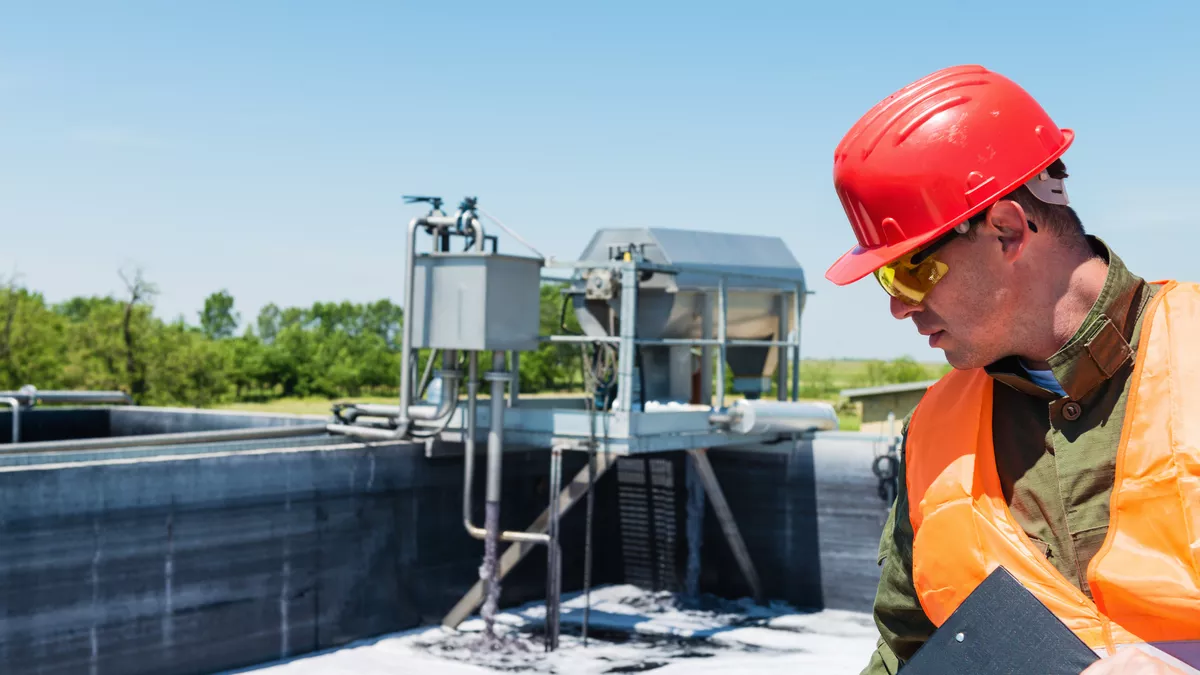 Fachkraft für Abwassertechnik bei der Arbeit