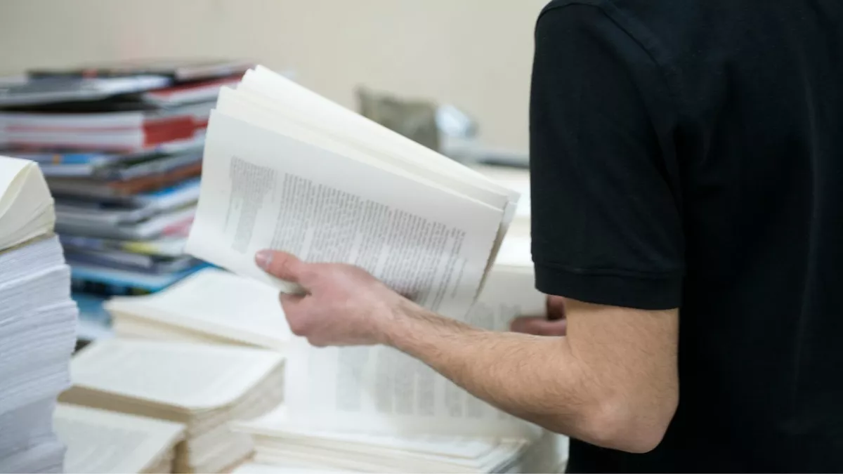 Buchbinder stellen Einbände für Bücher her