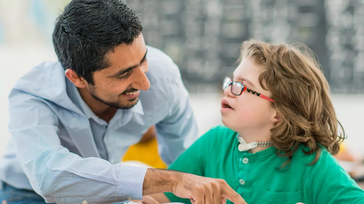 Sozialassistent bei der Arbeit.