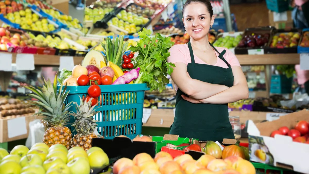 Einzelhandelskauffrau in der Obst- und Gemüseabteilung.