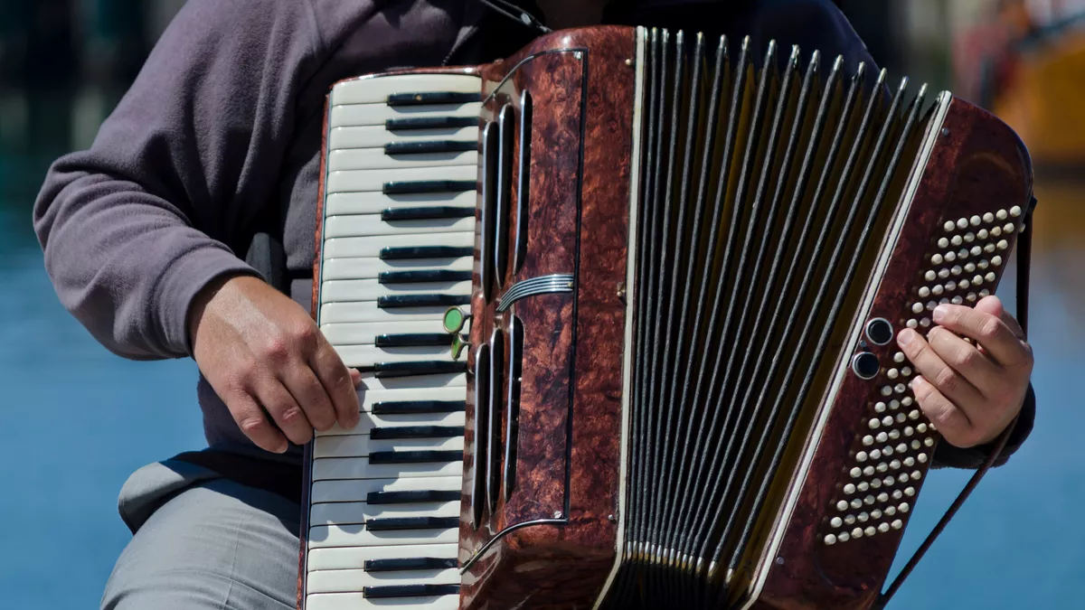 Als Handzuginstrumentenmacher stellst du Akkordeons her.