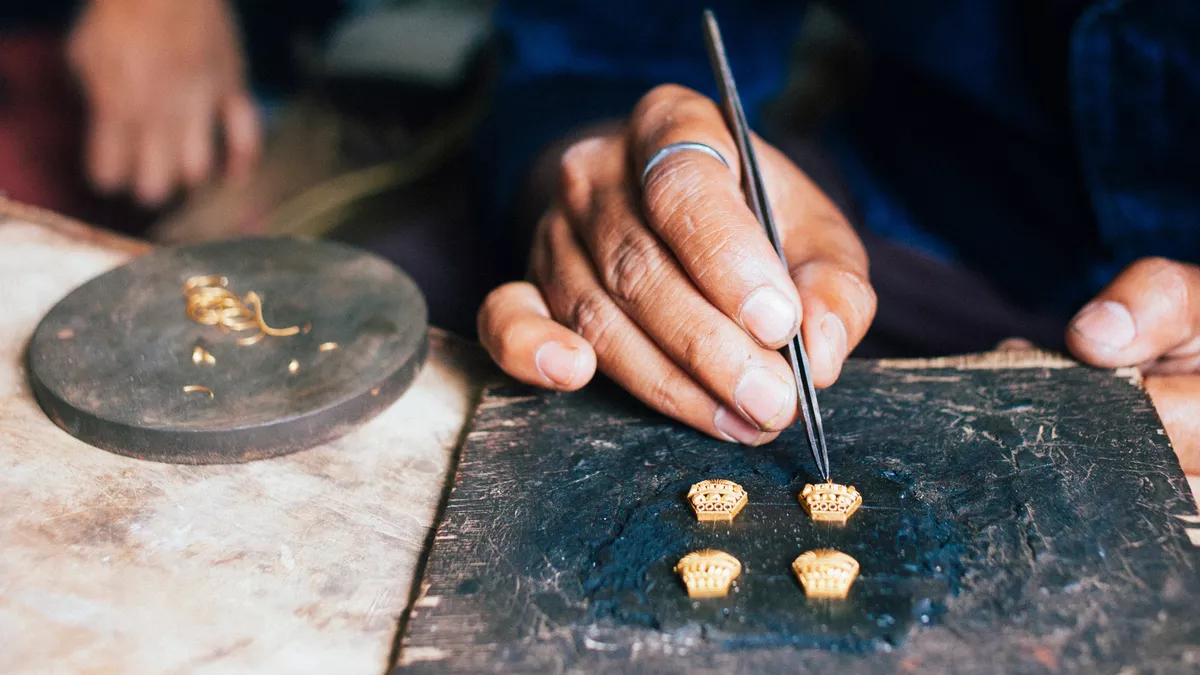Vergolder bei der Arbeit