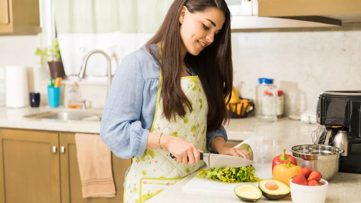 Hauswirtschafterin bei der Arbeit.