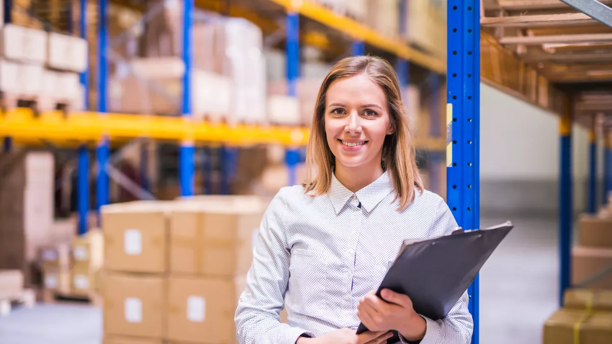 Großhandelskauffrau bei der Arbeit.