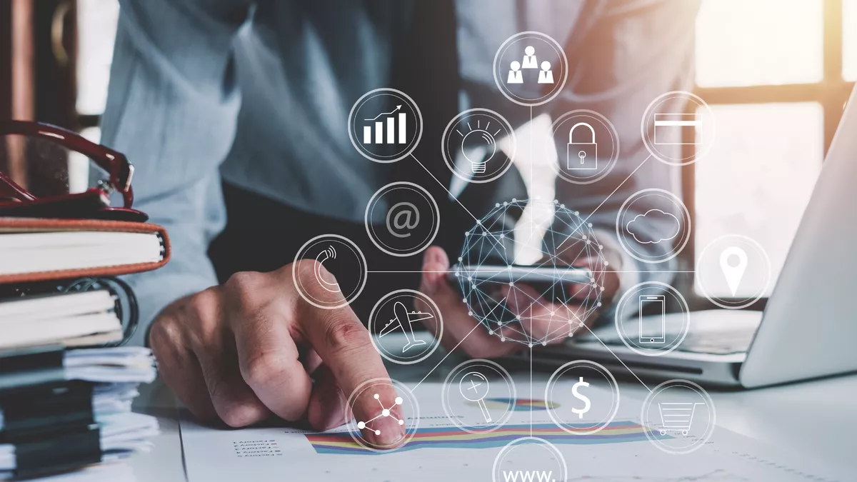 Medienkaufmann Digital und Print bei der Arbeit