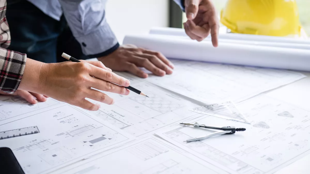 Technischer Systemplaner erstellen technische Unterlagen für Produktion und Montage