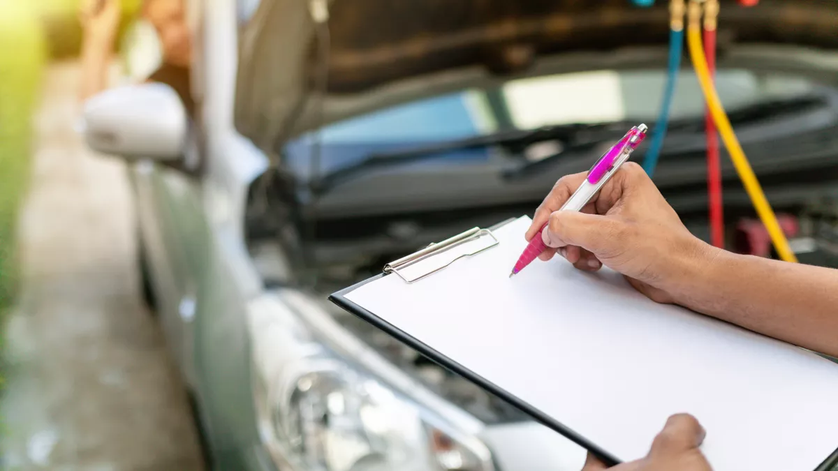 Karosseriebautechniker bei der Arbeit