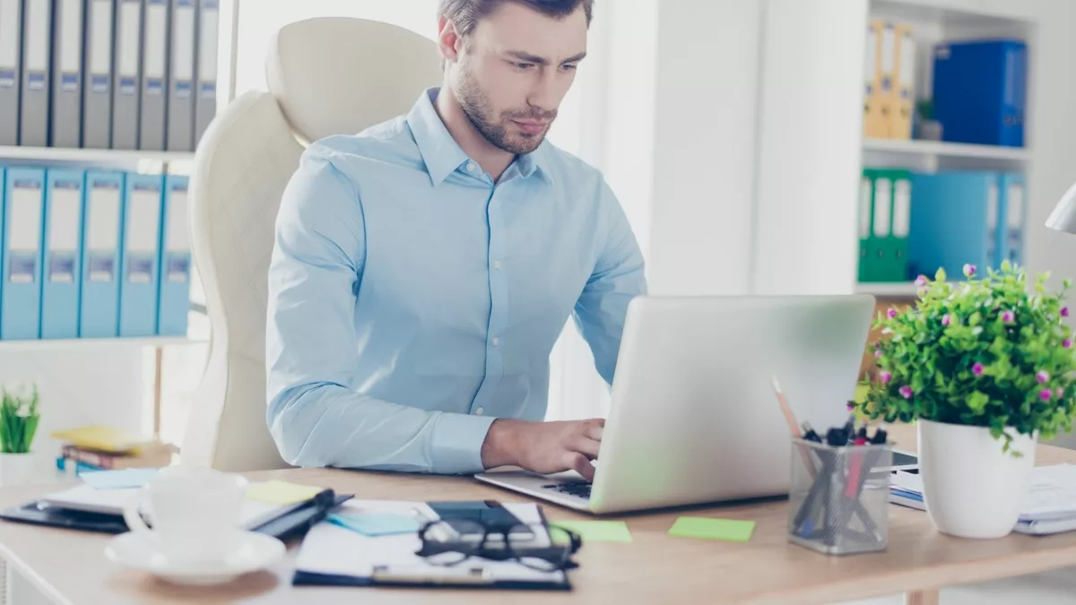 Betriebswirt für Internationalen Tourismus bei der Arbeit