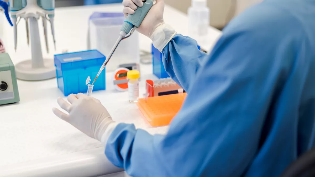 Fachkraft für Kreislauf- und Abfallwirtschaft bei der Arbeit