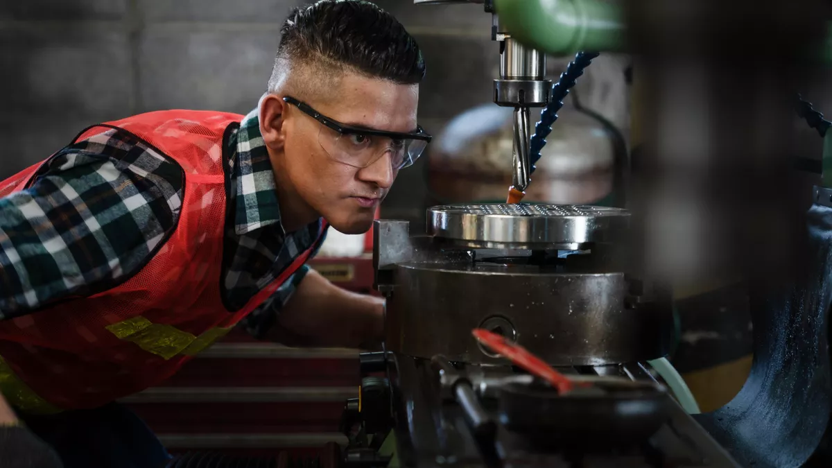 Feinwerkmechaniker stellen verschiedenste Bauteile aus Metall her.