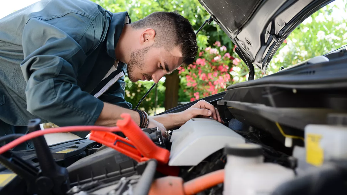 Karosserie- und Fahrzeugbaumechaniker bei der Arbeit.
