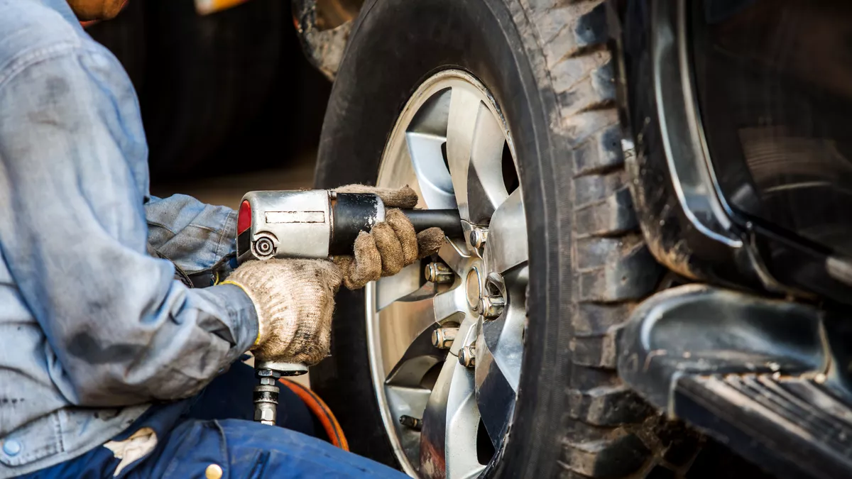 Karosseriebauer bei der Arbeit