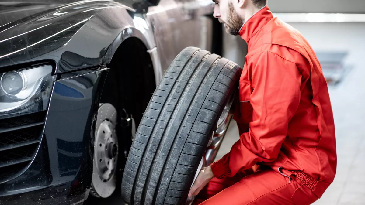 Mechaniker für Reifen- und Vulkanisationstechnik bei der Arbeit