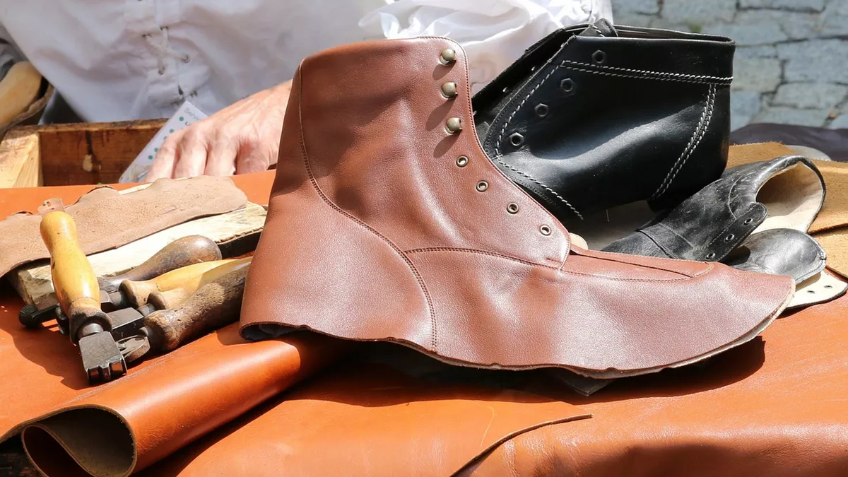 Schuhfertiger bei der Arbeit