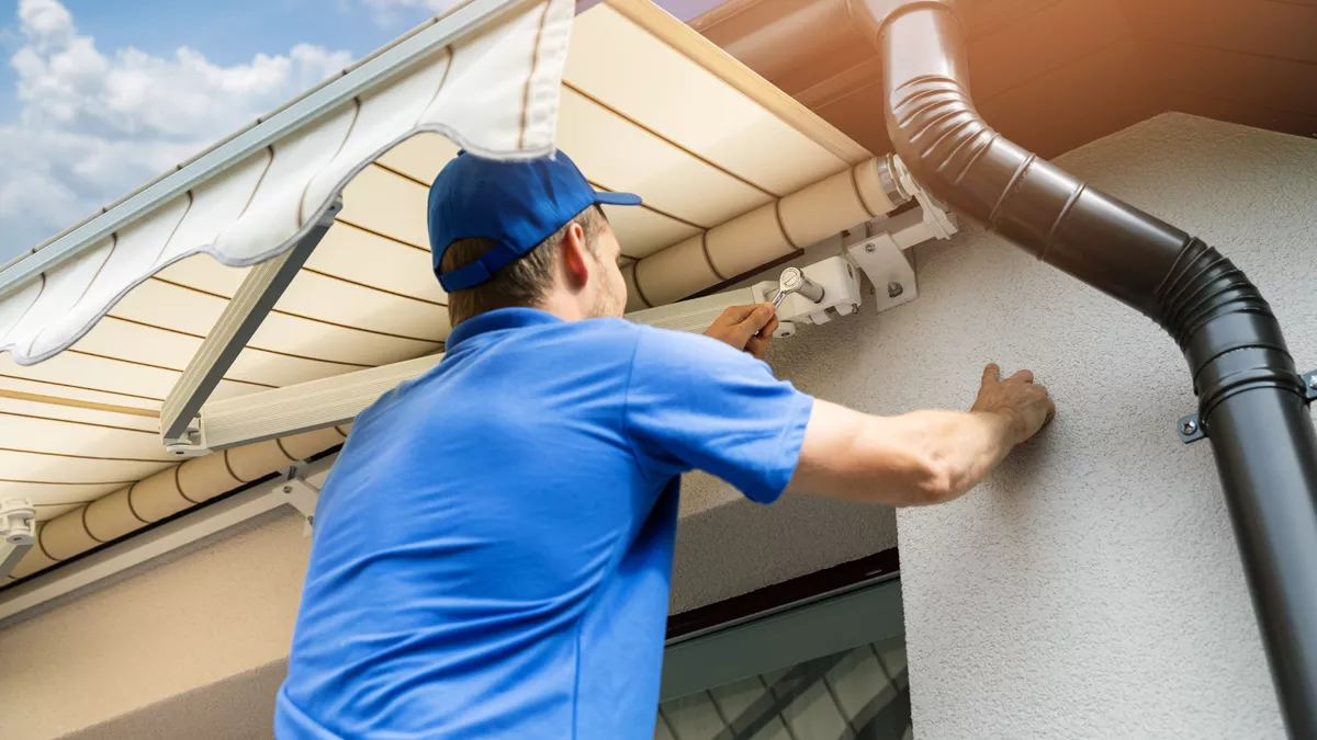 Technische Konfektionäre schneiden und nähen textile Stoffe zu Zelten