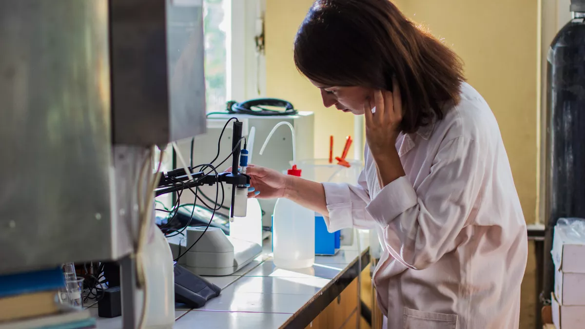 Textillaborant bei der Arbeit