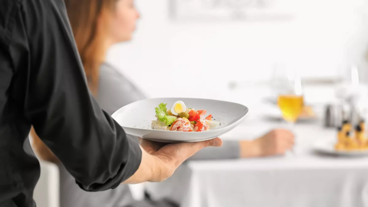 Servierfachkraft bei der Arbeit.