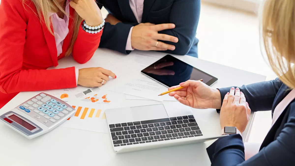 Diplom-Finanzwirte jonglieren mit Zahlen, Daten, Fakten.