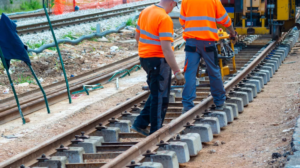 Bahninstandhaltungsarbeiter bei der Arbeit