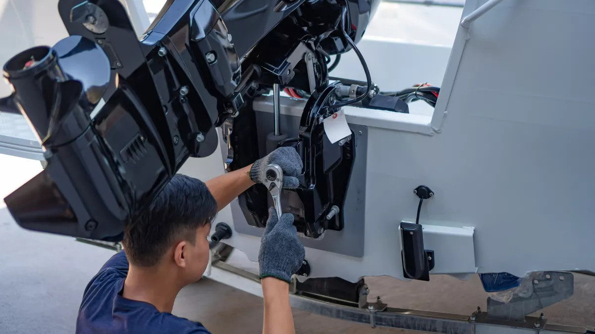 Schiffsmechaniker halten Schiffe instand