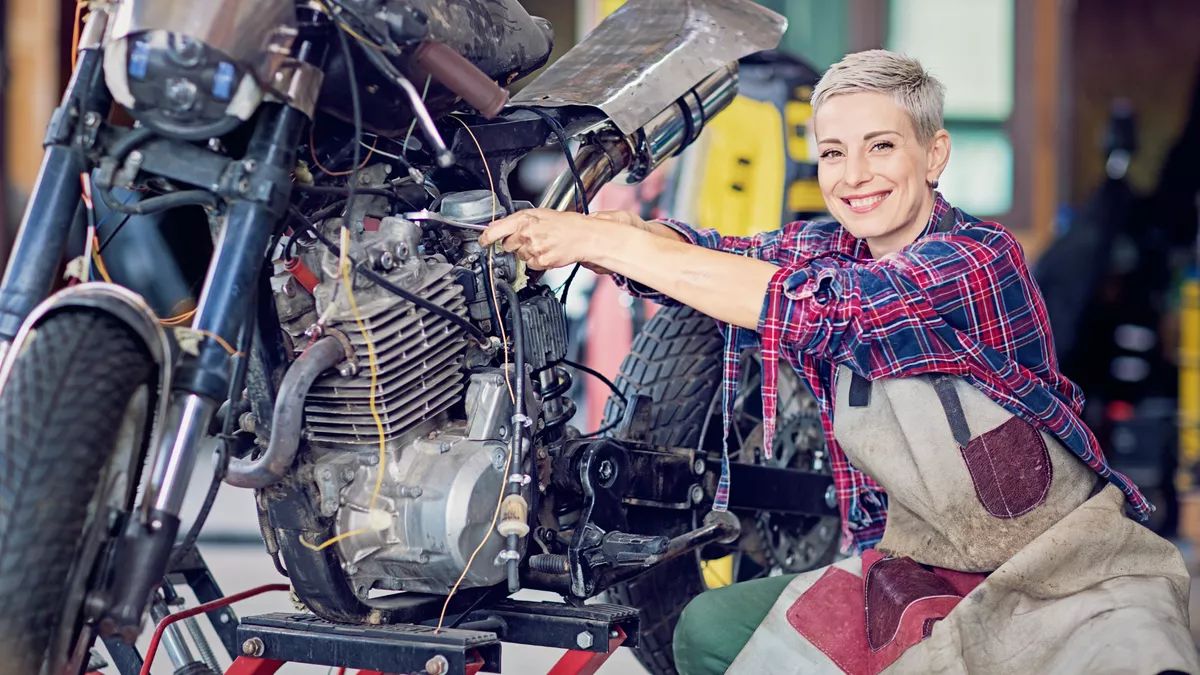 Zweiradmechatronikerin Motorradtechnik bei der Arbeit