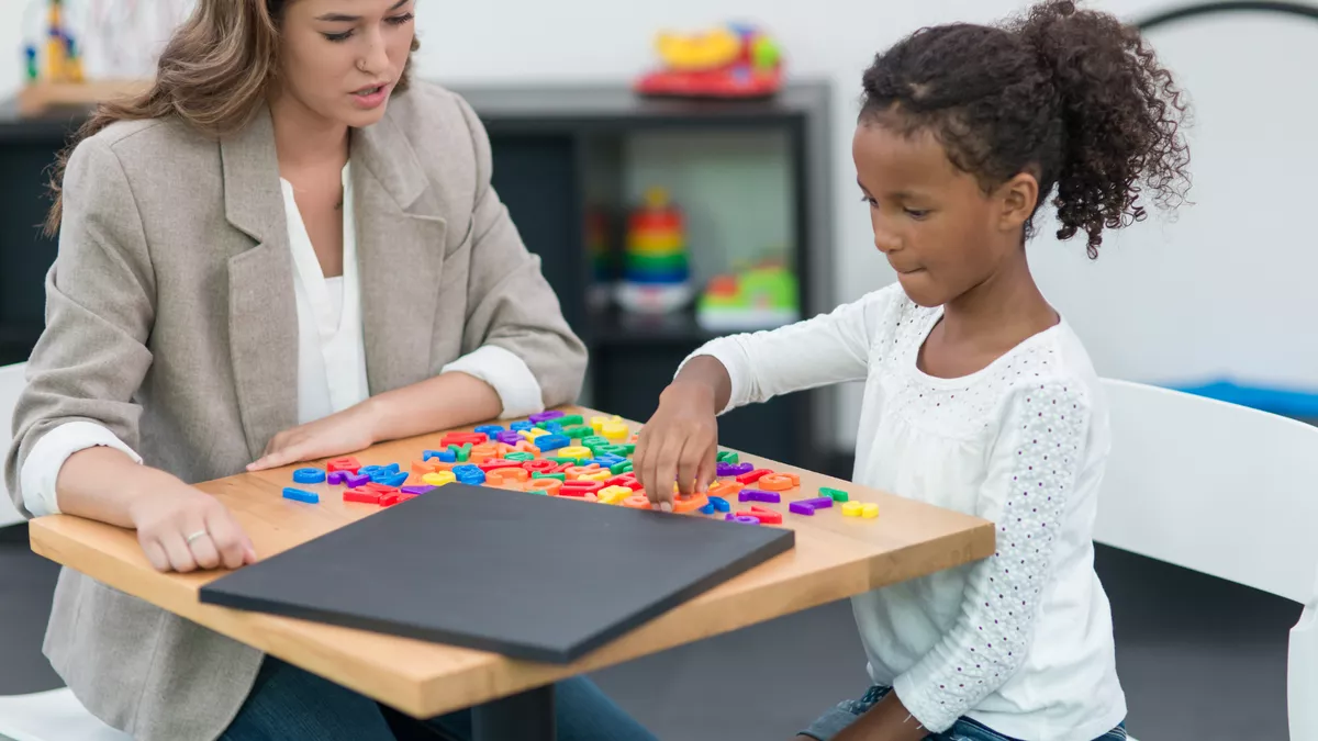 Ergotherapeutin bei der Arbeit.