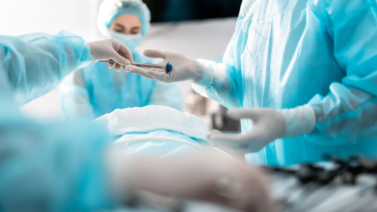 Operationstechnischer Assistent bei der Arbeit