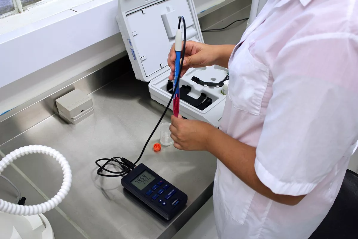 Metallographisch-technischer Assistent bei der Arbeit