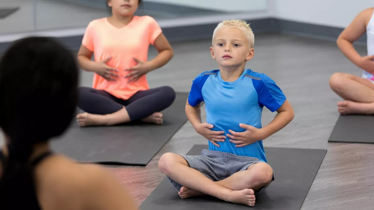 Atem-, Sprech- und Stimmlehrerin bei der Arbeit mit Kindern